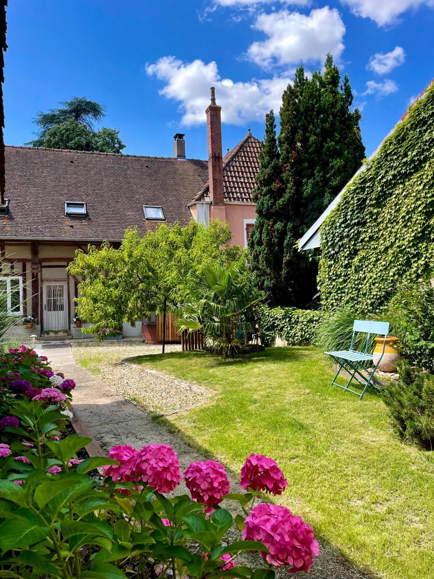 Отель Au Charme D'Ici La Chapelle-Saint-Sauveur  Экстерьер фото
